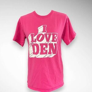 DISCOUNT DEN Vintage Women's Pink Short Sleeve‎ I Love The Den T Shirt | EUC